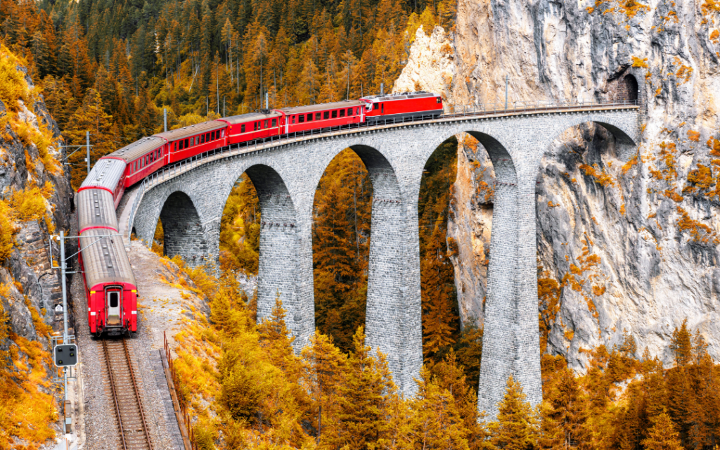 Bernina Express: uma jornada inesquecível pelos Alpes entre Suíça e Itália, unindo paisagens deslumbrantes, cidades históricas, obras de engenharia e cultura local. Uma experiência sensorial, ideal em qualquer estação do ano.